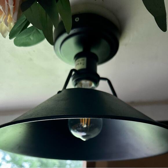 💡 Sleek Black Ceiling Light Fixture – Modern & Unused 💡 - Picture 2 of 6